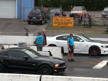 Can boosted 600hp Mustang beat Hellcat ? 1/4 mile drag race Hellcat vs Mustang GT