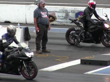Honda CBR1000 vs Suzuki gsxr 750 1/4 mile race.Motorbike almost crashed at 200 kmh-street bike