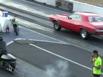 Motorbike vs Muscle Car.Unbelievable acceleration of motorcycle,bracket racing/drag race