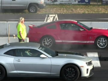 Shelby GT500 vs ZL1 Camaro-1/4 mile drag race,accelerations and sound of muscle cars